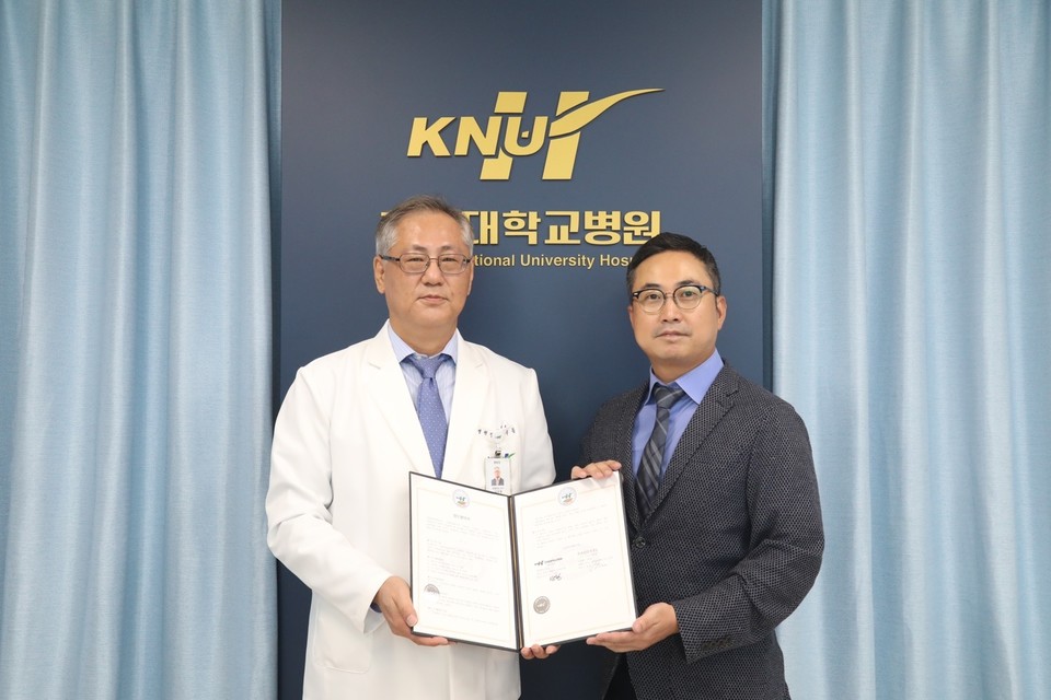 강원대학교병원 남우동 원장(사진 왼쪽)과 라덱셀 김태순 대표가 자기장·방사선 융합기술 기반 연구개발 및 사업화를 위한 협약을 체결했다.