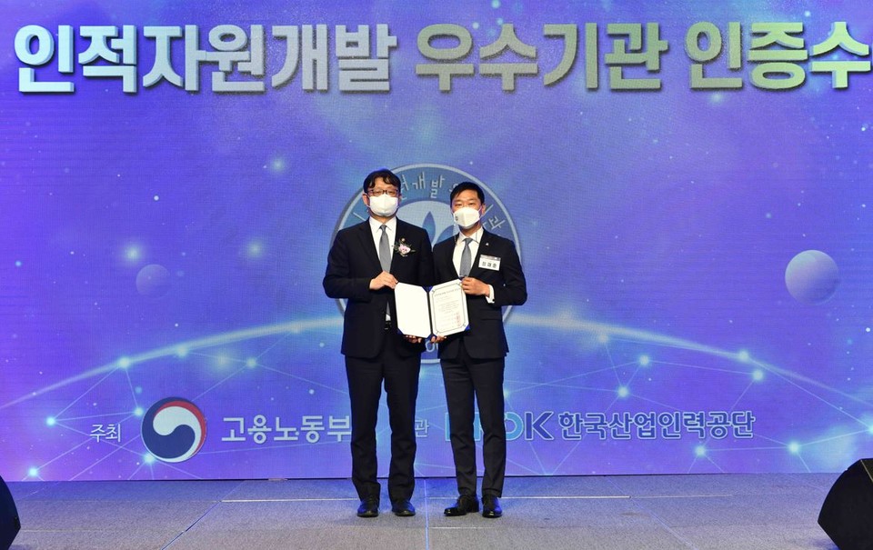 (사진 왼쪽부터) 권기섭 고용노동부 차관, 정재훈 동아쏘시오홀딩스 부사장