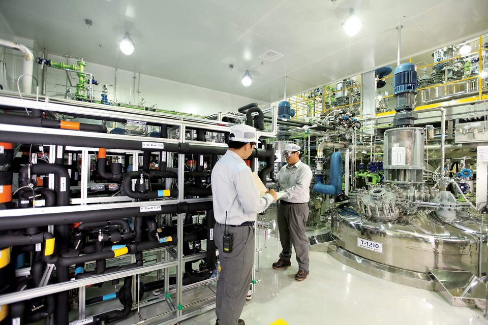 SK바이오텍 엔지니어가 연속반응설비를 사용해 작업하고 있다.