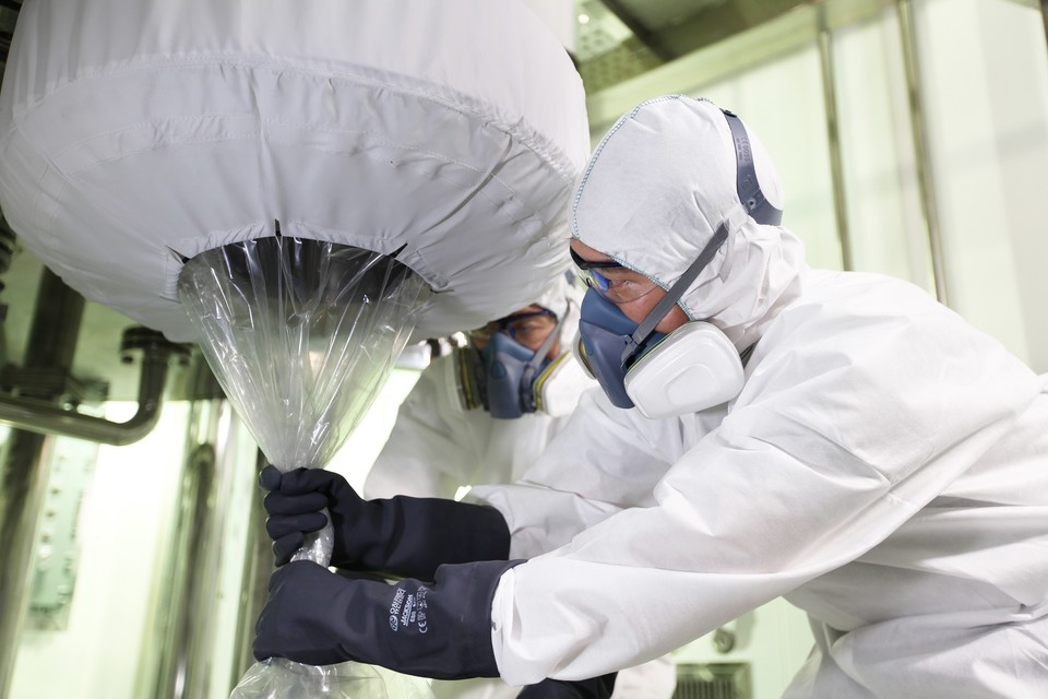 SK바이오텍 관계자가 세종공장에서 생산된 최종 제품을 포장하고 있다.