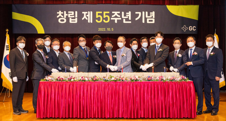 허일섭 바카라 토토(녹십자홀딩스) 회장(왼쪽에서 여덟 번째)과 임직원들이 5일 경기도 용인 본사에서 55주년 창립기념식을 갖고 축하 떡을 자르고 있다. (사진 제공 : 바카라 토토)