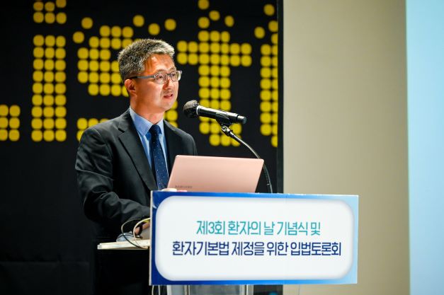 '토토 꽁머니 디시기본법 제정의 필요와 주요 내용' 주제로 발제하는 안기종 대표.