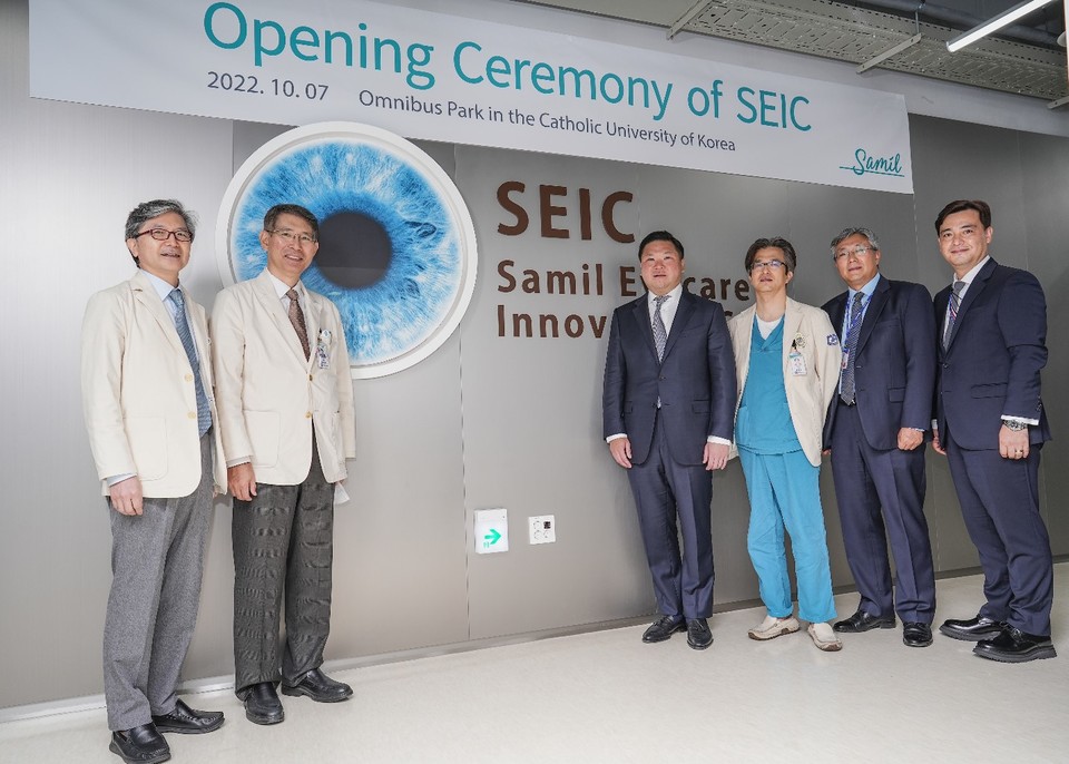 : SEIC 개소식 참석자들이 기념사진 촬영을 하고 있다. 왼쪽부터 가톨릭대학교 성모병원 김현승 안센터장겸 안과과장, 양석우 주임교수, 삼일제약 허승범 회장, 성모병원 박영훈 교수겸 가톨릭시과학연구소 소장, 삼일제약 연구개발총괄본부 최청하 전무이사, 삼일제약 SEIC 정상욱 수석연구원. 제공= 삼일제약