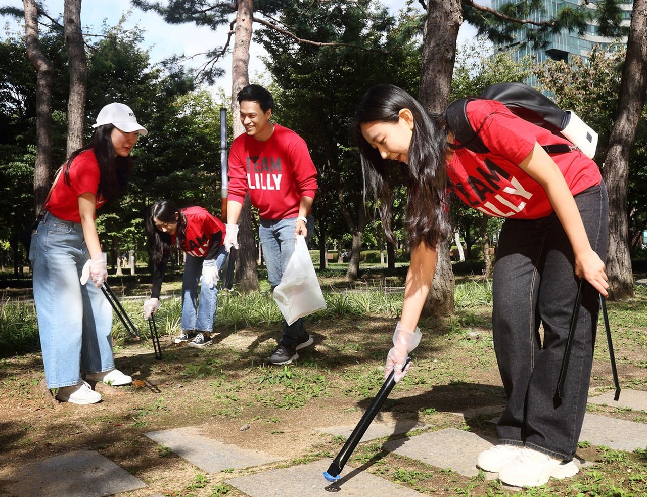 걷거나 뛰면서 쓰레기를 줍는 '쓰담 달리기'