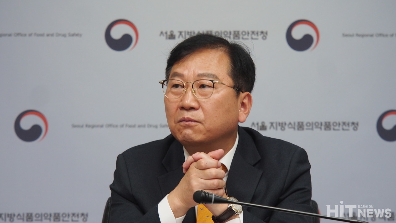 한상배 서울지방식품의약품안전청 청장이 18일 전문언론 간담서 기자들의 질문에 답변하고 있다. 