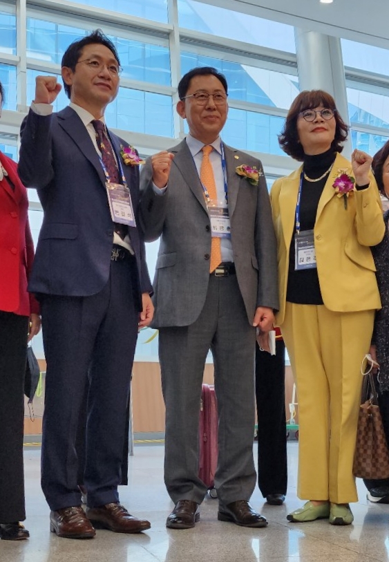 (왼쪽부터)부산광역시약사회 변정석 회장, 대한약사회 최광훈 회장, 김은주 대회장(대한약사회 부회장)이 테이프 커팅식에 앞서 기념촬영에 나서고 있다.