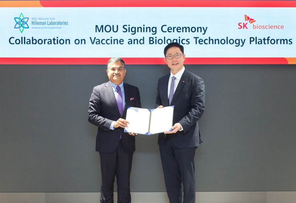 힐레만연구소 라만 라오 CEO(왼쪽)와 SK바이오사이언스 안재용 사장이 신규 백신 및 플랫폼 공동 연구개발을 위한 업무협약(MOU)을 체결했다.