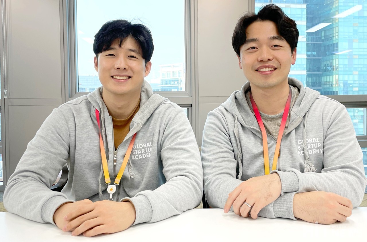 2022년 식의약 데이터 활용 경진대회에서 최우수상을 수상한 팜히어로 박영호 대표(오른쪽)와 송승우 CTO가 히트뉴스와 10월 31일 인터뷰를 가졌다. 