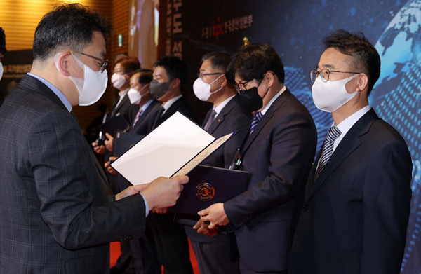 산업통상자원부 최남호 기획조정실장(왼쪽)이 제이브이엠 이동환 전무에게 국무총리 표창을 전달하고 있다. 