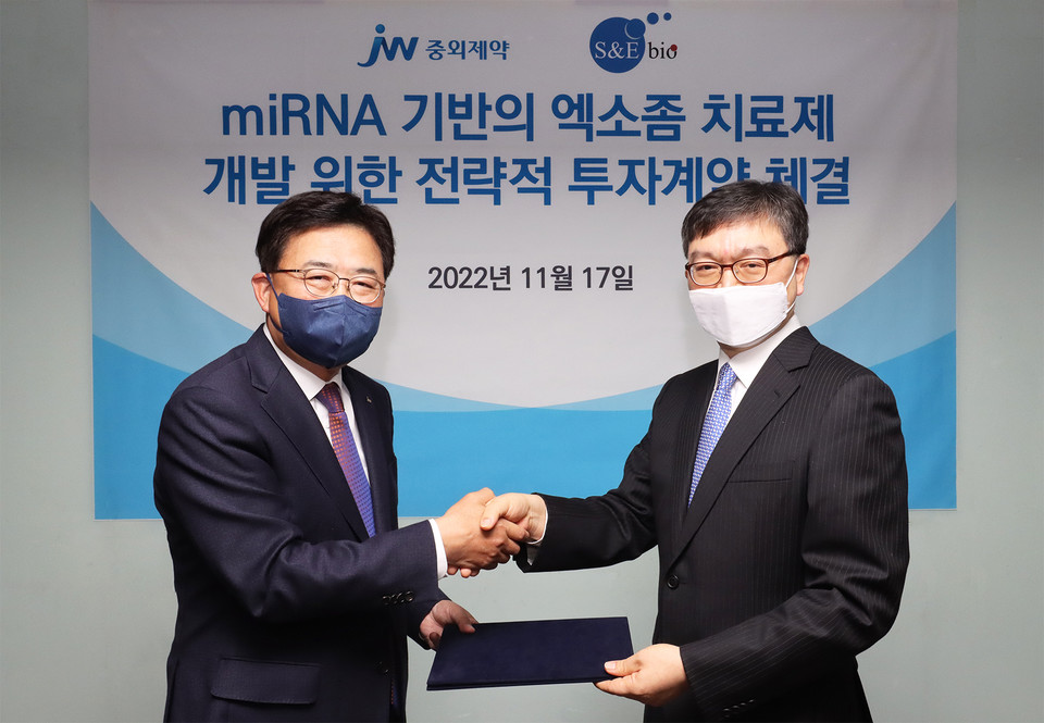 신영섭 JW중외제약 대표(왼쪽)와 방오영 에스엔이바이오 대표.