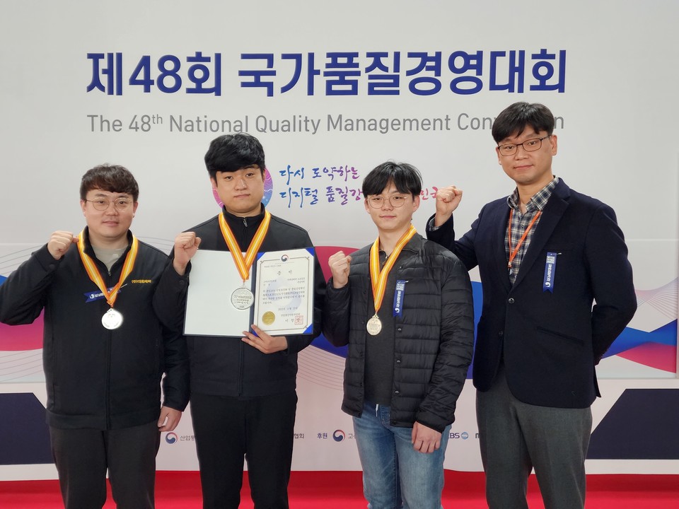 우측부터 대웅제약 오송고형제생산팀 강신일 팀장, 김권엽, 이상민, 이현표