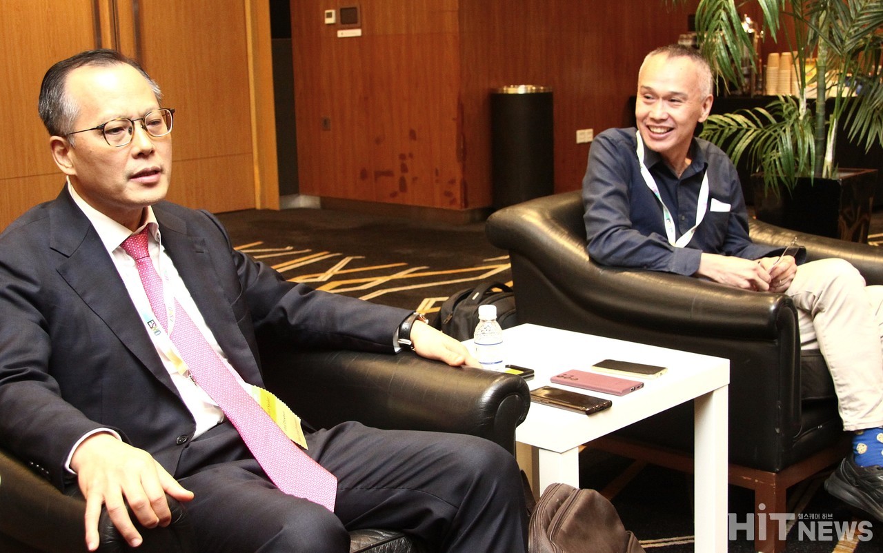 조병철 연세암센터 교수와 로스 수 싱가포르 국립암센터 교수가 지난 3일 ESMO ASIA 프레스룸에서 국내 전문언론 간담 자리를 가졌다.
