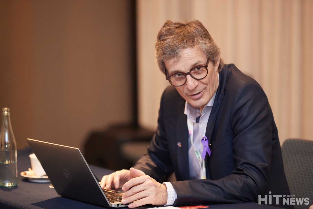 프랭크 그리징거 독일 올덴부르크 Pius 병원혈액종양학과 교수는 지난 4일 히트뉴스 등 전문 언론과 간담 자리를 가졌다.