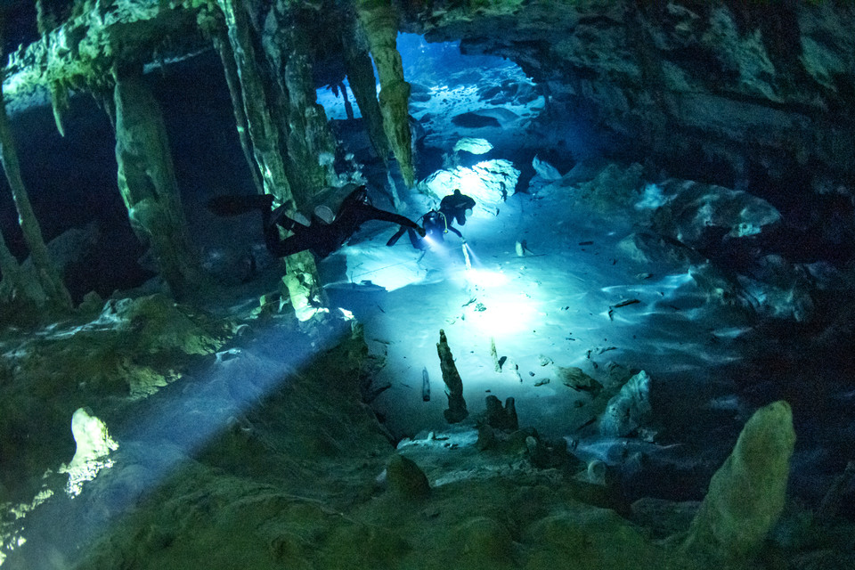멕시코 칸쿤 시노테 수중 동굴탐사 중인 조진생 교수.