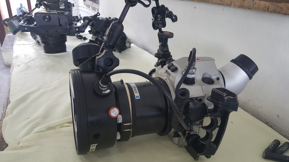 카메라 하우징과 스트로브.