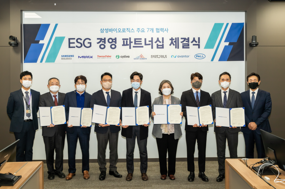 (왼쪽부터) 송인섭 삼성바이오로직스 SCM팀장, 전지호 한국폴주식회사 대표, 강수형 싸토리우스코리아바이오텍 부회장, 최준호 글로벌라이프사이언스솔루션즈 코리아 대표, 이진영 아반토 퍼포먼스 머티리얼즈 부장, 석수진 써모 피셔 사이언티픽 대표, 조대원 생고뱅코리아 본부장, 김용석 머크 라이프사이언스 대표, 박용 삼성바이오로직스 인사지원센터장(상무).