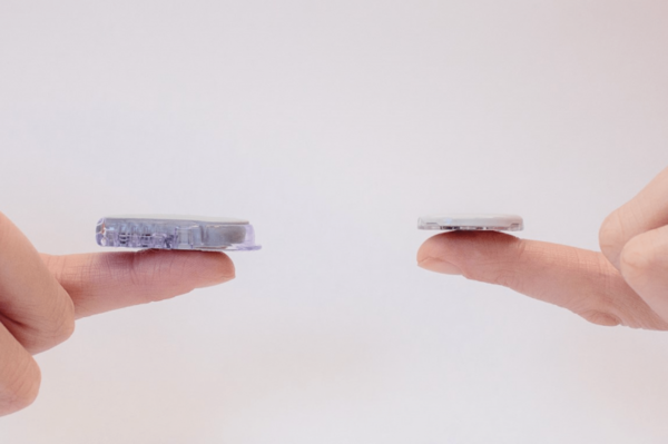 Dexcom이 공개한 연속혈당측정기 G6(왼쪽) G7 제품크기 비교 이미지