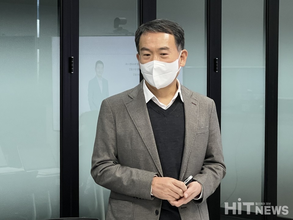 기자간담회 인사말 하고 있는 제뉴원사이언스 이삼수 대표.