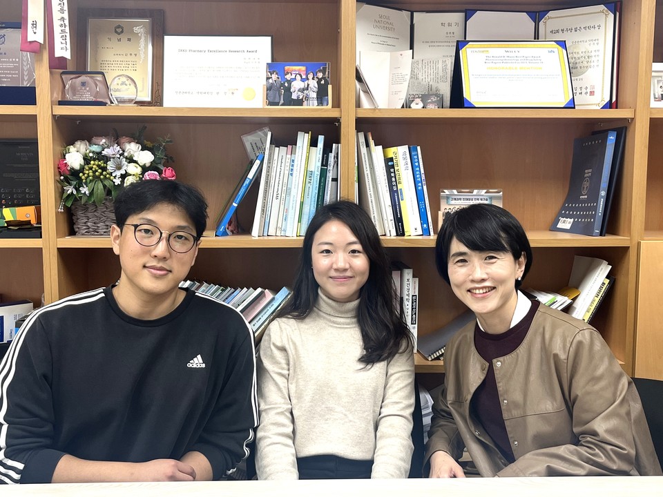 왼쪽부터 정주홍(석사과정), 우지은(박사과정), 임민정(박사과정) 학생