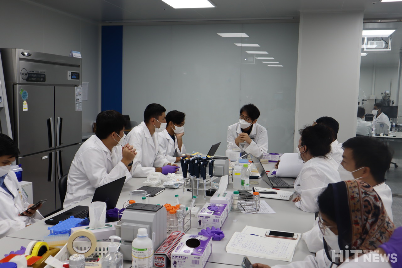 K-NIBRT 백신 교육 과정에 참여한 각국 교육생들 (사진 제공 : K-NIBRT)