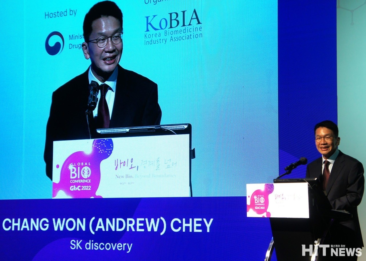 최창원 SK디스커버리 대표가 작년 9월 식품의약품안전처 주최 '글로벌 바이오 콘퍼런스(GBC)' 기조강연에서 '넥스트 팬데믹 준비를 위한 글로벌 파트너십'을 주제로 발표하고 있다.
