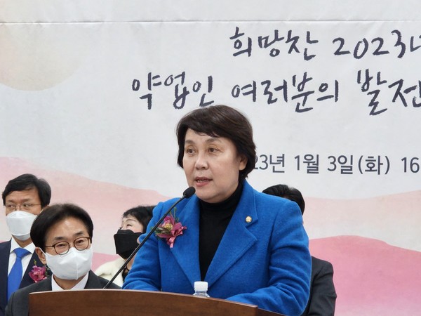 국회 보건복지위원회 정춘숙 위원장이 축사를 전하고 있다.