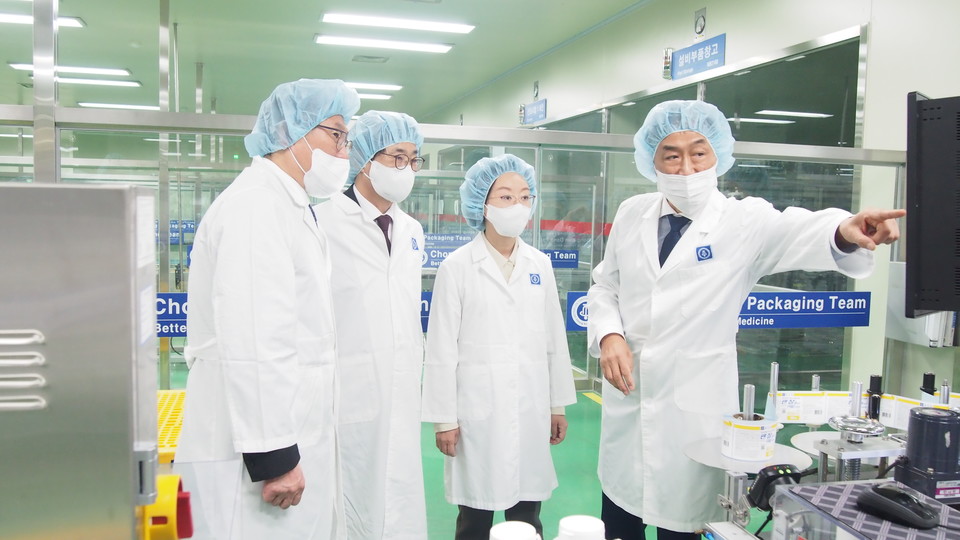 좌측부터 종근당 김영주 대표, 한국제약바이오협회 원희목 회장, 식품의약품안전처 오유경 처장이 생산 공정을 지켜보고 있다.