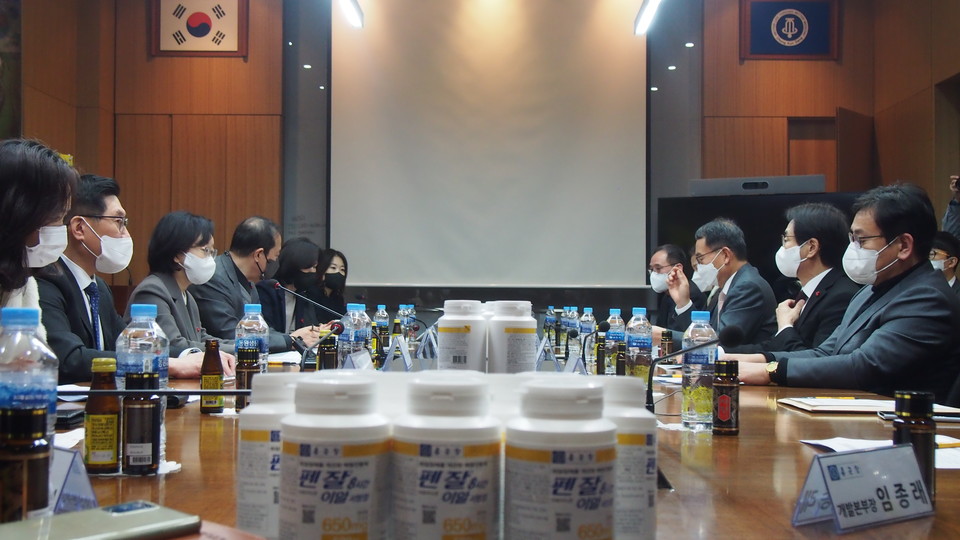 식약처와 제약업계 임원들이 간담회 전 준비를 하고 있다.