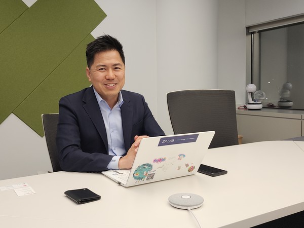 ZPLab 이승수 상무. 그는 국내 최대규모 전자기기 회사 제품 디자인으로 커리어를 시작했다. 이후 그는 MBA과정 수료 후 마케팅 업계에 입문했으며, 보험사, 자동차 회사 등 경럭을 이어갔고, 회사 내부 벤처투자부서에도 몸을 담았다.