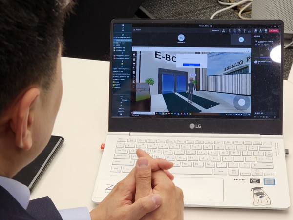 이승수 상무가 ZPLab V-Meta를 직접 시연하고 있다.