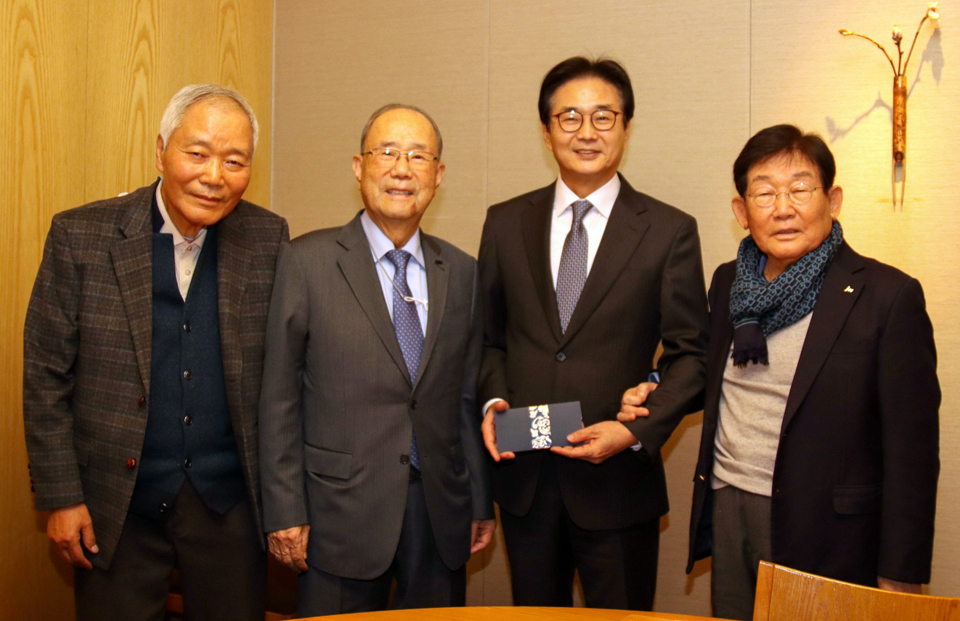 왼쪽부터 윤원영 일동제약 회장, 김승호 보령 회장, 원희목 한국제약바이오협회장, 이종호 JW중외제약 명예회장.