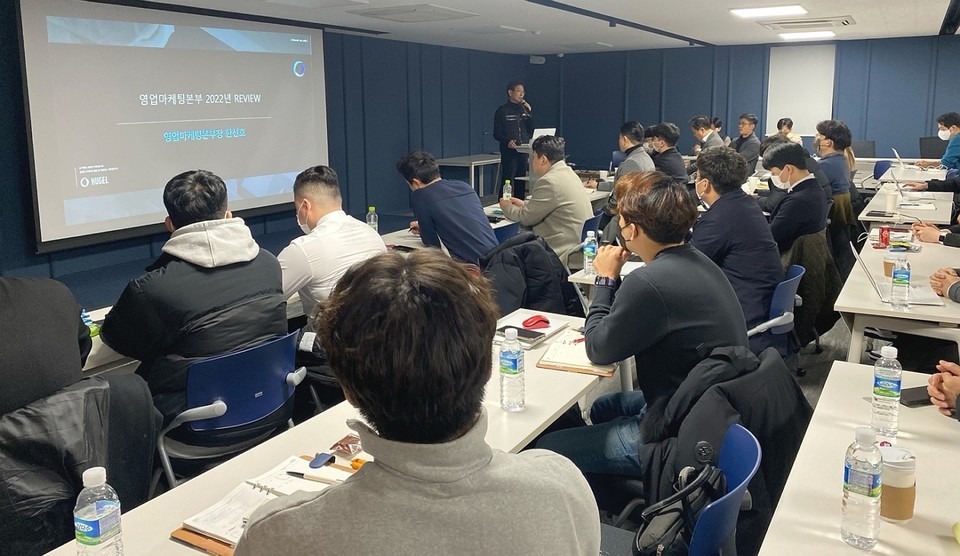 지난 10일 휴젤 서울사무소에서 진행된 POA서 영업마케팅본부 한선호 부사장이 지난해 주요 성과에 대해 발표하고 있다.