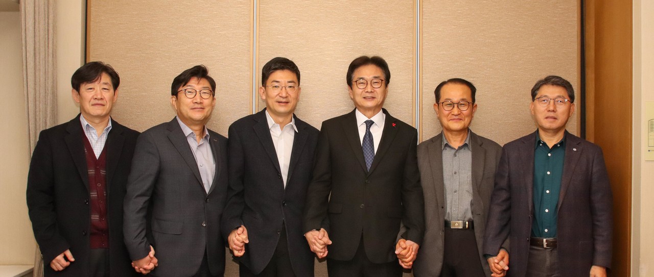 (사진 왼쪽부터) 최병현 첨단재생의료산업협회 사무총장, 백승열 한국의약품수출입협회장, 김세연 한국스마트헬스케어협회장, 원희목 바카라 시뮬레이션, 이정석 한국바이오의약품협회장, 홍성한 한국신약개발연구조합장