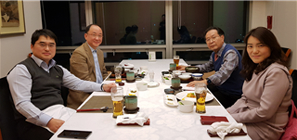 (왼쪽부터) 이창재 마케팅/개발본부장(현 대웅제약 대표), 이오영 교수(한양대 의대 소화기 내과·현 대한소화기내시경학회 이사장), 필자(당시 대웅제약 대표이사/부회장), 김희선 임상개발센터장(현 넥스트젠바이오 임상개발실장).