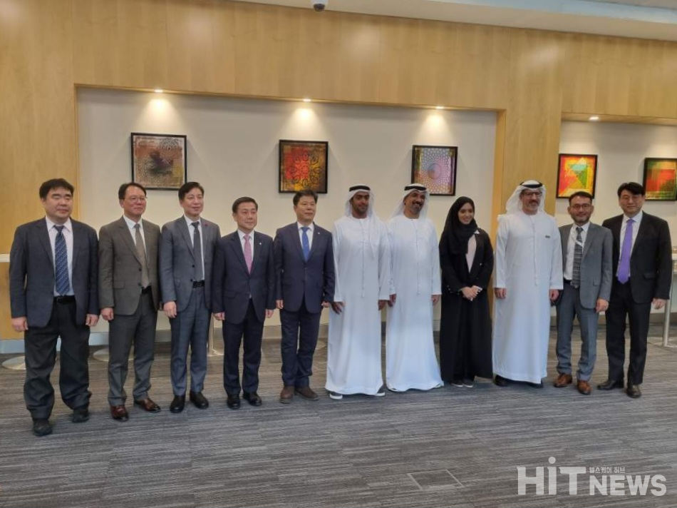 국회·식약처 한국 대표단과 아부다비 보건부 관계자들이 기념 촬영을 하고 있다. 