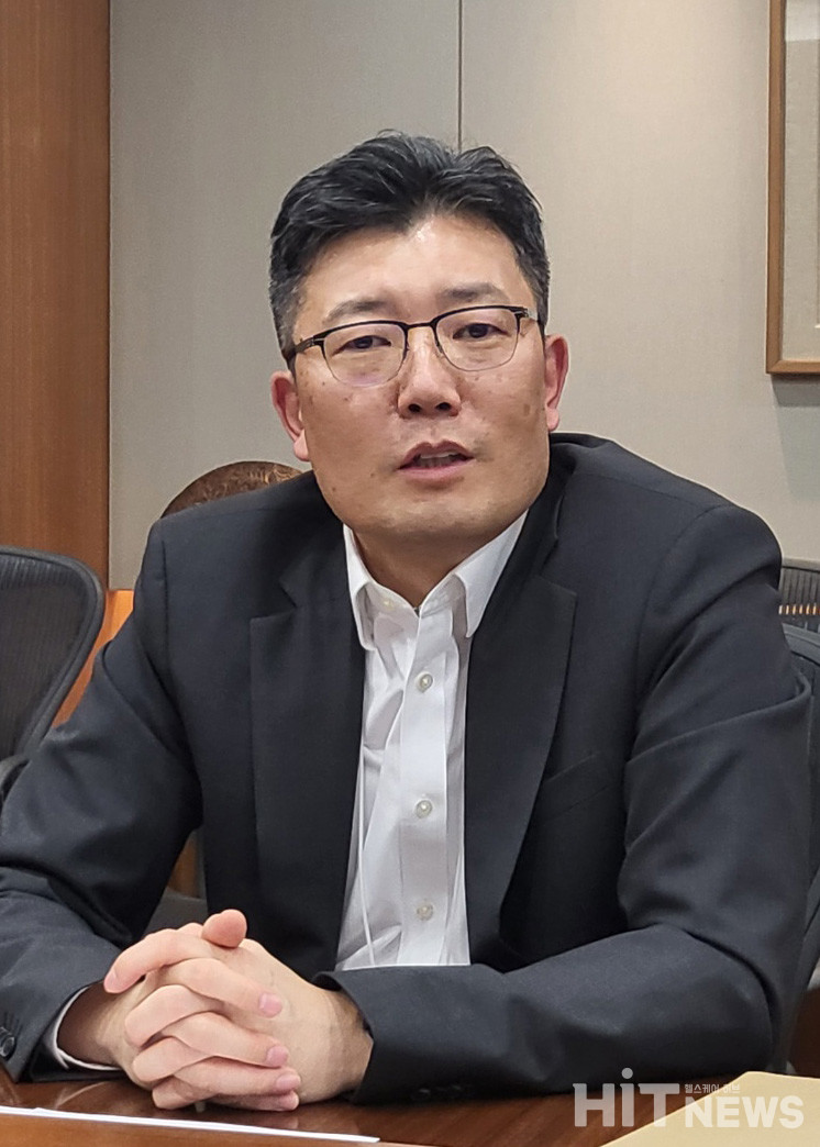 인터뷰 중인 동아에스티 박재홍 사장. 1969년 출생. 연세대 생명공학과 석사(1995년), 보스턴대학교 의학박사(2002년), 하버드의대 프로테오믹스 연구소 포닥(postdoc, 2001년), 얀센/다케다/베링거잉겔하임(2008~2017).