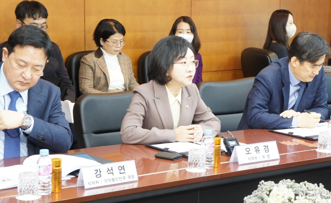 오유경 식약처장은 15일 한미약품연구센터에서 제약 CEO 및 협회 관계자들과 간담을 가졌다.