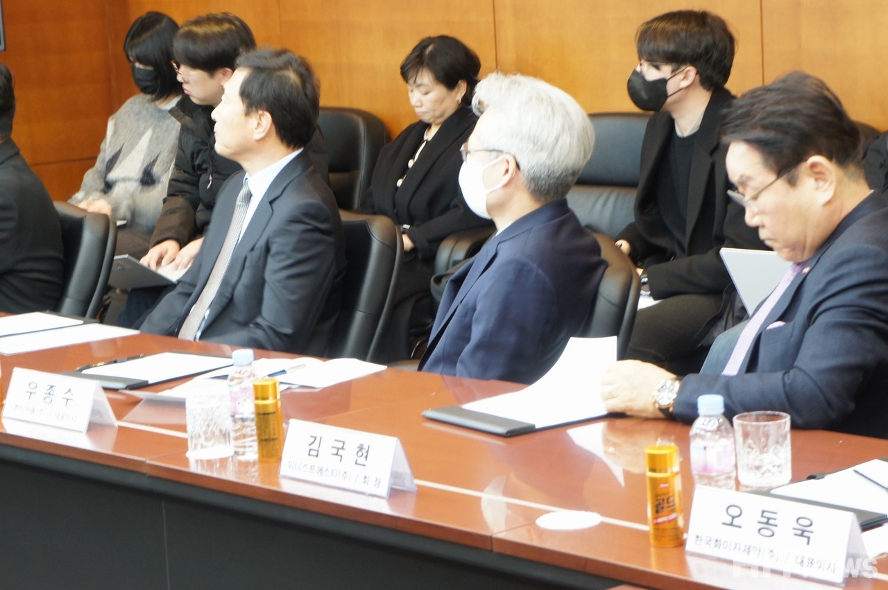 간담회에 참석한 제약사 CEO들이 식약처 정책 추진 방향 소개를 듣고 있다. 