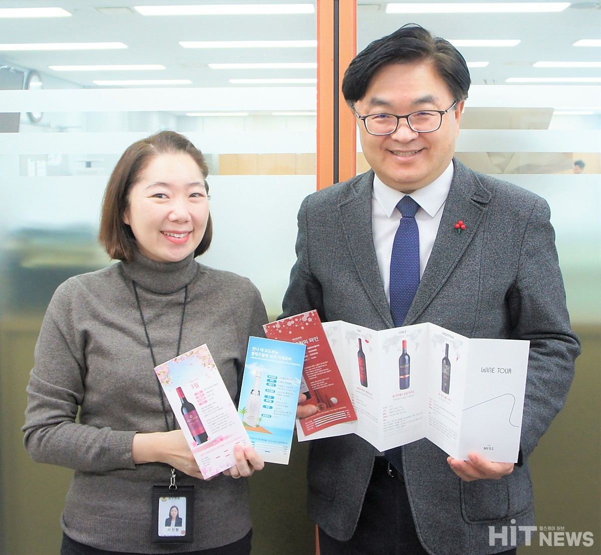 (사진 왼쪽부터) 서진향 식품의약품안전처 식품안전정책과 주무관, 이재용 식품안전정책국장