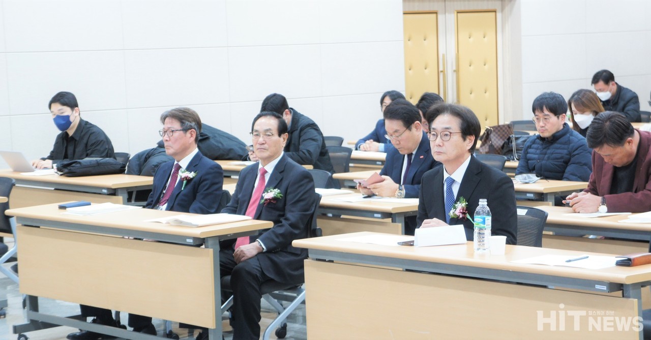 (맨 앞줄 우측부터) 원희목 한국제약바이오협회장, 조의환 삼진제약 회장은 제약협동조합 정기총회에 참여했다.