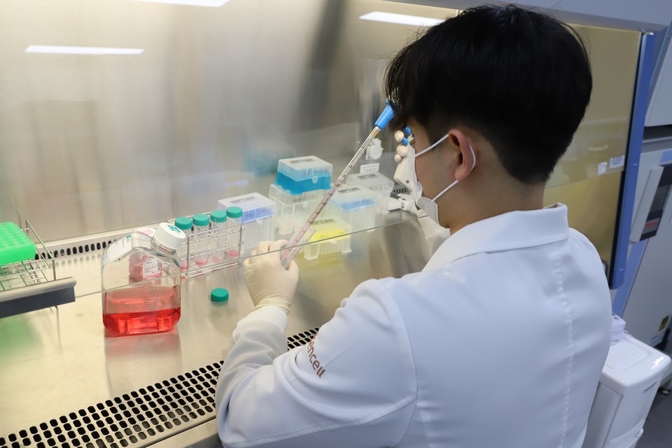바이젠셀 GMP센터 연구소 직원. 사진=바이젠셀