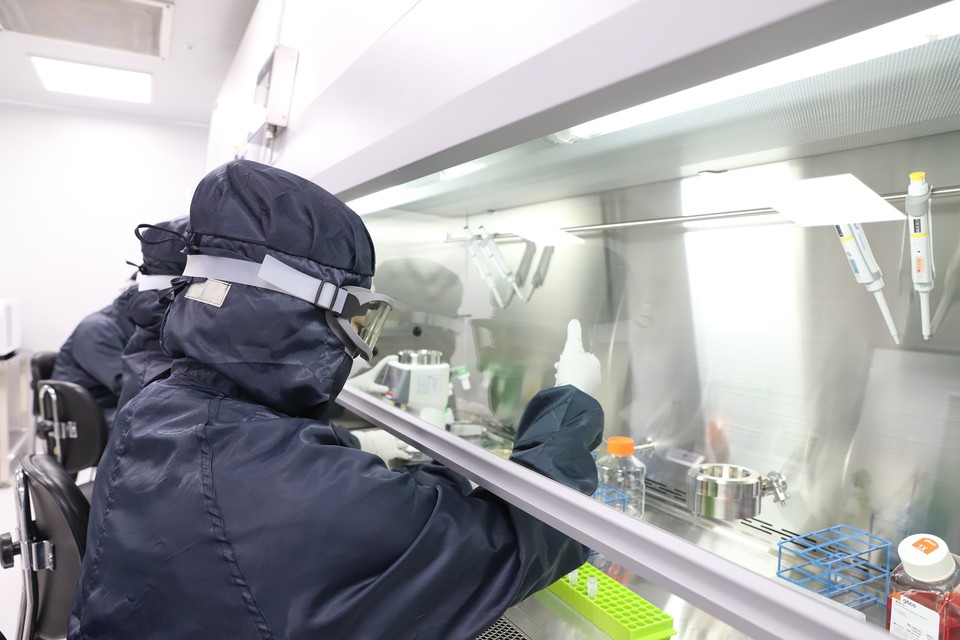 바이젠셀 GMP센터에서 임상시험용 의약품을 생산하는 연구원. 사진=바이젠셀