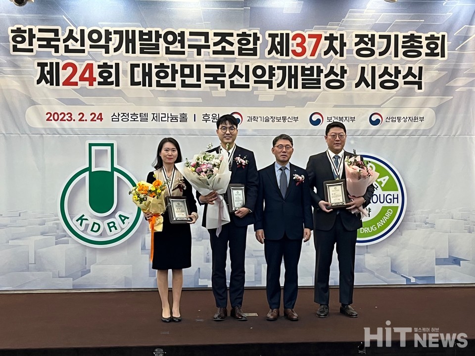 (왼쪽부터) 박신정 종근당 이사, 전승호 대웅제약 대표, 홍성한 한국신약개발연구조합 이사장, 백인환 대원제약 경영총괄 사장. 