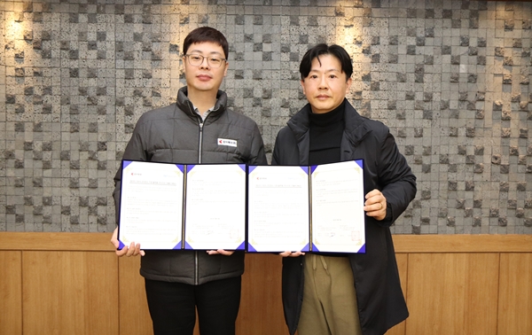 조성배 조아제약 대표이사(왼쪽)와 이용훈 에이앤티솔루션 대표이사.