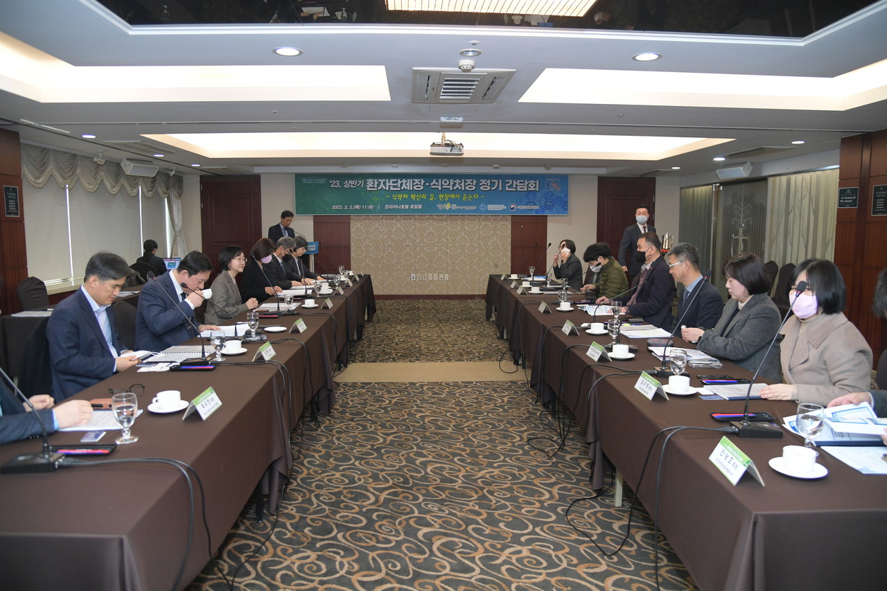 식약처와 환자단체 관계자들이 간담회 자리에서 의견을 공유하고 있다.