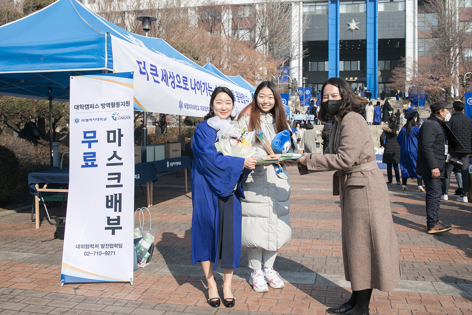지오영은 최근 열린 숙명여자대학교 졸업식에서 무료 마슬롯 머신 프로그램배부 활동 등을 진행했다.