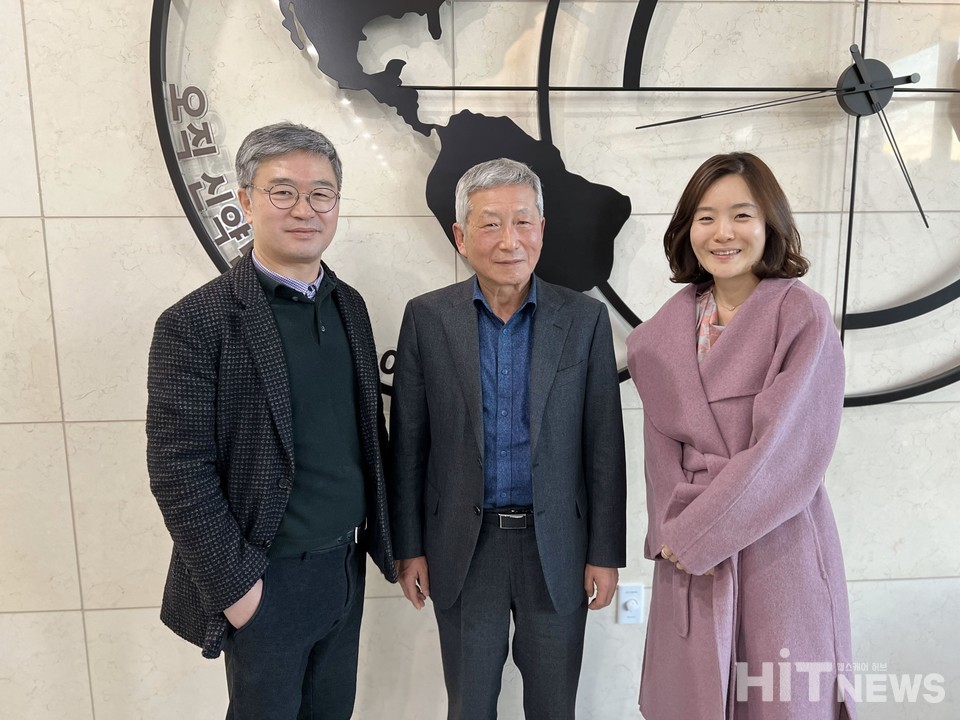 (왼쪽부터) 레고켐바이오사이언스 박세진 수석부사장, 김용주 대표, 문경미 더컴퍼니즈 대표