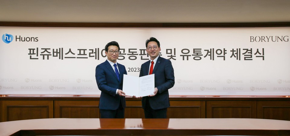 장두현(사진 왼쪽) 보령 대표와 윤상배 휴온스 대표가 최근 보령 사옥에서 탈모 치료제 '핀쥬베스프레이' 공동 프로모션 계약을 체결한 뒤 기념 촬영을 하고 있다. / 사진=휴온스