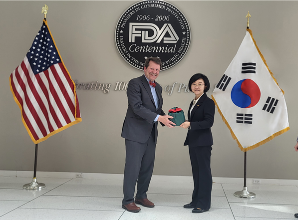 (사진 왼쪽부터) 로버트 칼리프(Dr. Robert M. Califf) FDA 기관장, 오유경 식품의약품안전바카라 대박 디시