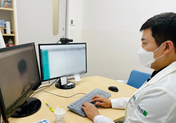 재외국민 환자를 대상으로 비대면 진료를 진행하고 있는 의료진. 